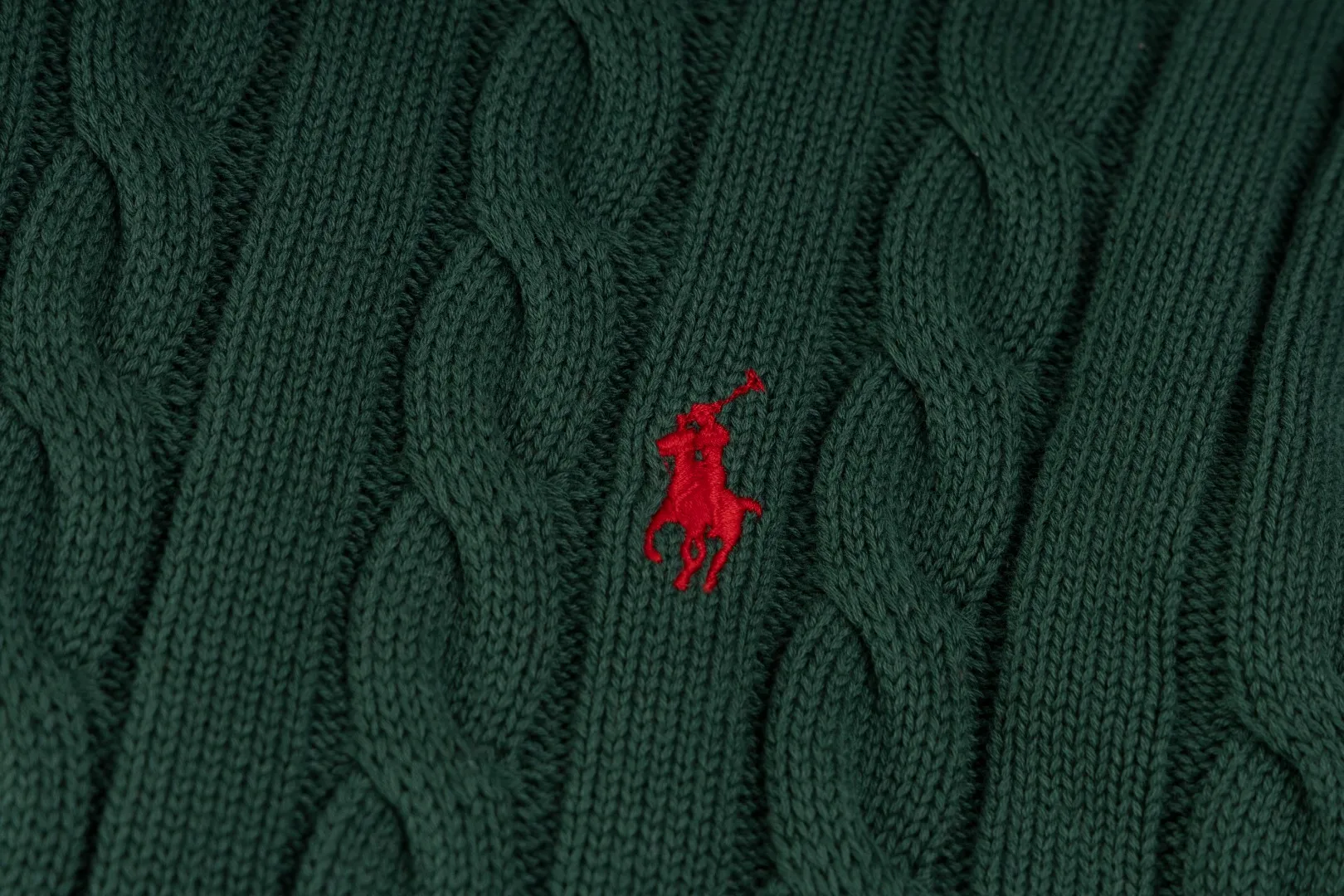 P236 #R92 RALPH LAUREN Ralph Lauren fifteen colors classic small label embroidery logo turtleneck pullover half-zip knitted cable sweater with high-density LOGO embroidery on the chest and original customized tag accessories. Made of pure cotton yarn, pure cotton is skin-friendly and comfortable, small label war horse embroidered twist turtleneck sweater 🐎 high quality, follow the blogger to learn how to wear it! Let’s buy a Ralph Lauren cable sweater. It’s a super hard-to-find series after it became popular. It’s hard to find one on the official website. It’s simple and practical to wear, with a lazy and loose feel. The thickened fabric has more texture, feels soft and delicate, and has a loose fit. Whether worn alone or layered, you can wear different styles of fashion with just one piece!   Size：XS S M L